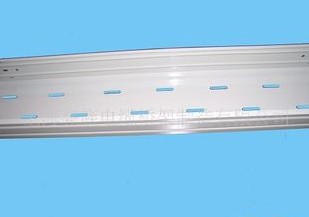 托盤線槽橋架安裝會(huì)比較嗎？